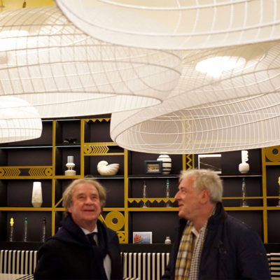 Hôtel du Phare inauguré par Jean-Michel Wilmotte avec des carcasses d'abat-jour fabriquées pour la salle du restaurant 