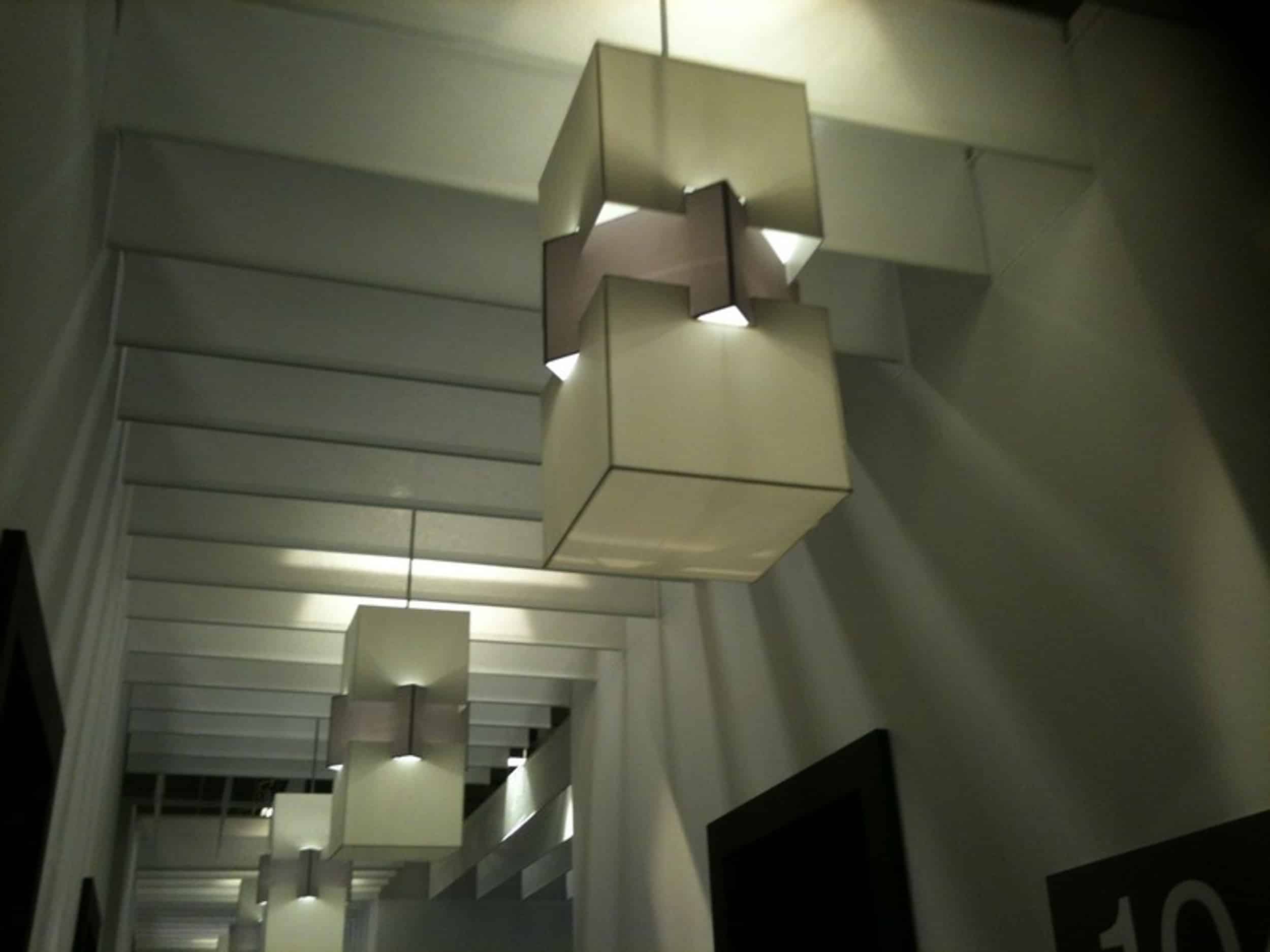 Suspensions modernes dans un couloir en cubes lumineux