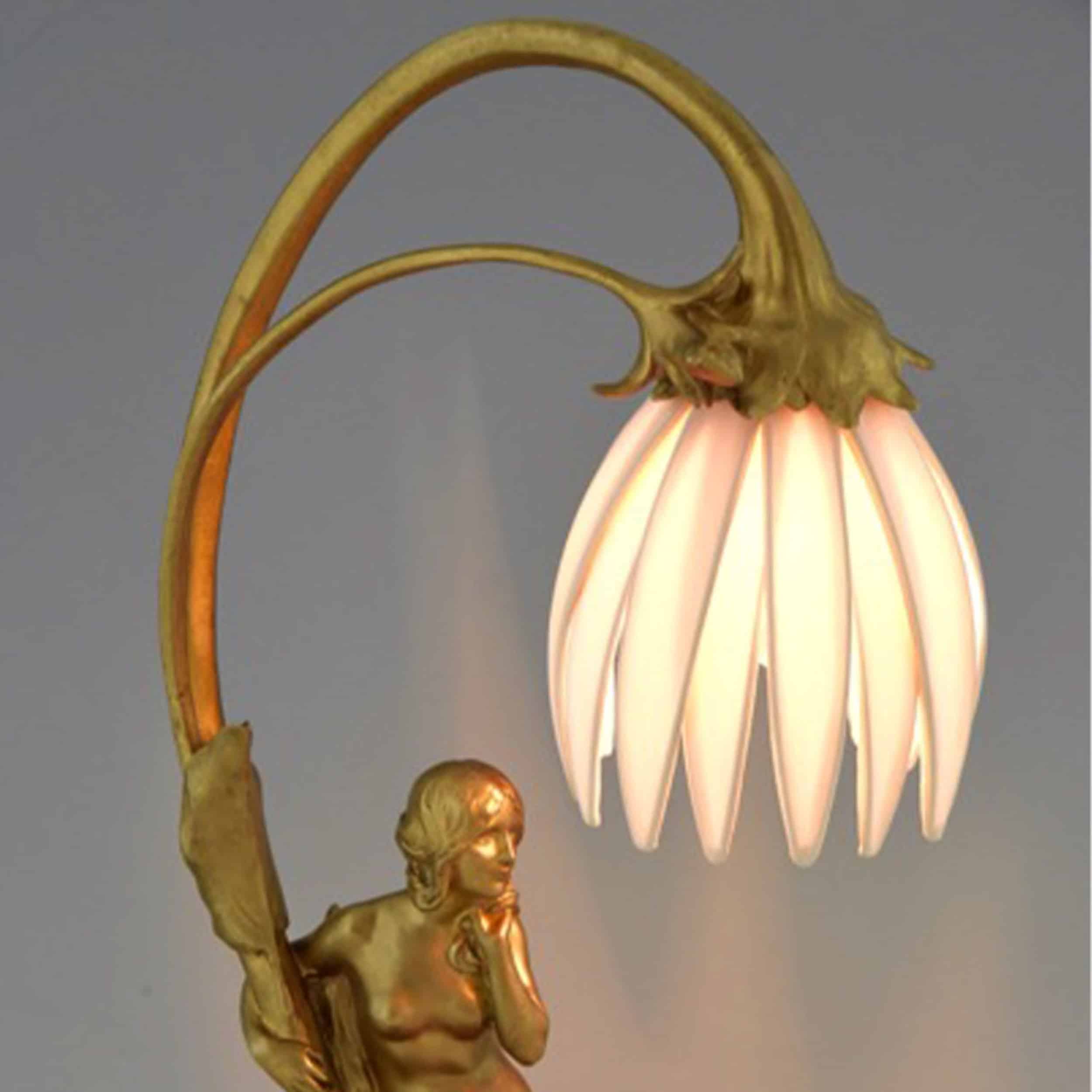 Lampe art nouveau en forme de fleur avec figurine