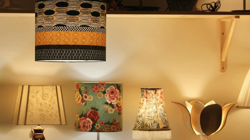 Collection de lampes avec abat-jour en tissu aux motifs variés, ambiance chaleureuse