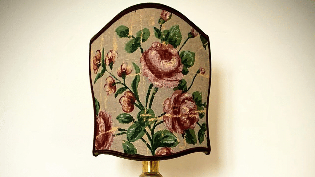 Abat-jour vintage en tissu brodé à motifs floraux, avec des roses et des feuilles vertes sur fond beige