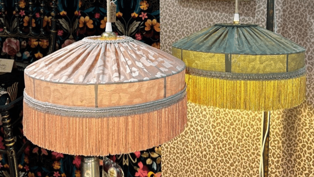 Lampes vintage avec abat-jour en tissu plissé et franges, dans une ambiance rétro