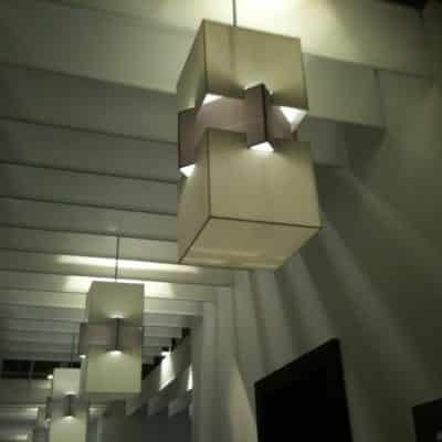 Suspensions design cubiques blanches dans un intérieur moderne