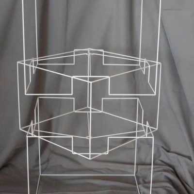 Structure métallique d’un luminaire géométrique en fil blanc