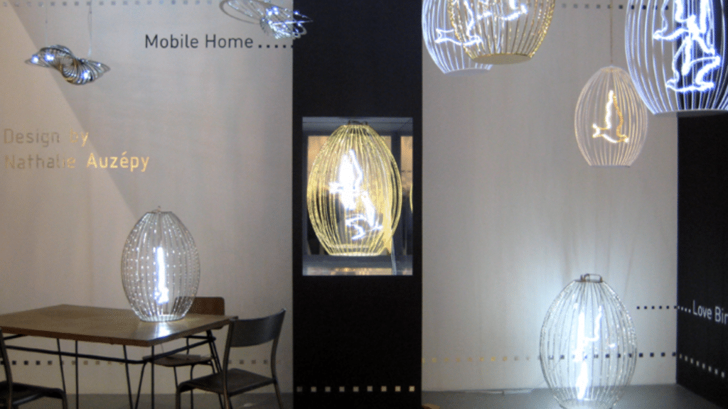 Mise en scène de luminaires LED décoratifs, combinant structures filaires et effets de lumière pour un design innovant