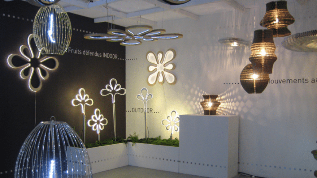 Exposition de luminaires design avec suspensions en fil métallique et éclairage LED créatif, dans un cadre moderne et artistique (3)