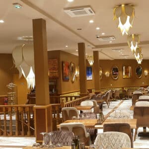 Salle de restaurant avec suspensions lumineuses florales au plafond