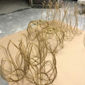 Structure métallique de luminaires en forme de pétales avant assemblage