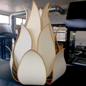 Grand luminaire cylindrique suspendu, avec motifs en tissu rouge et noirs