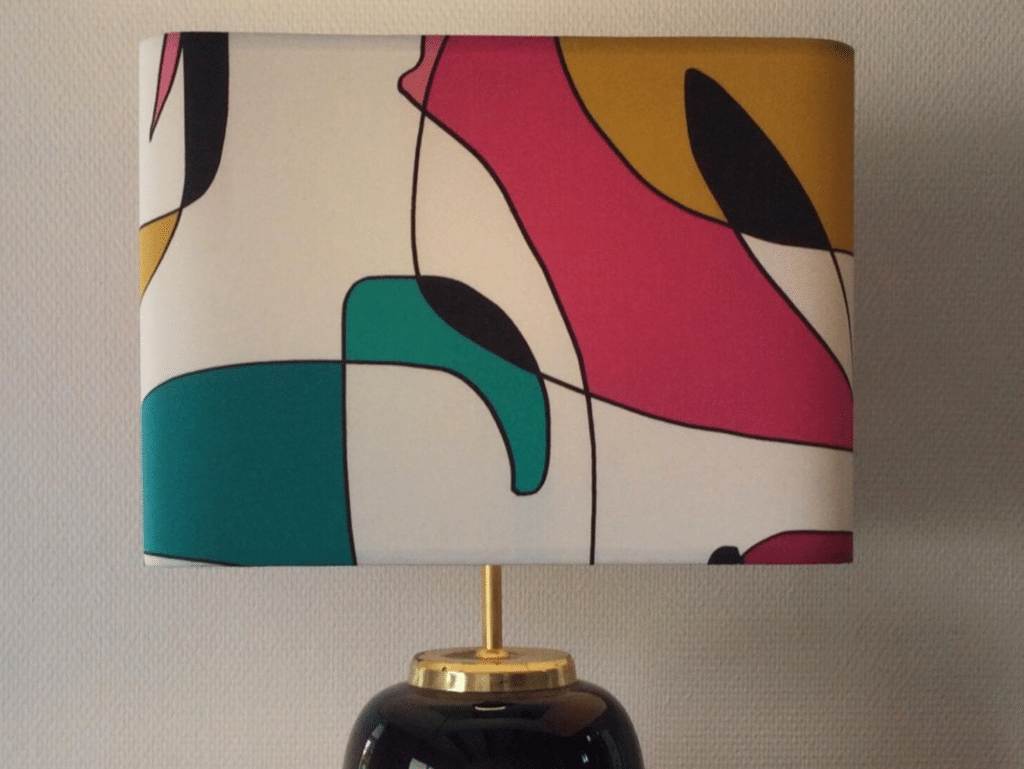 Lampe au design contemporain avec abat jour géométrique et motifs colorés