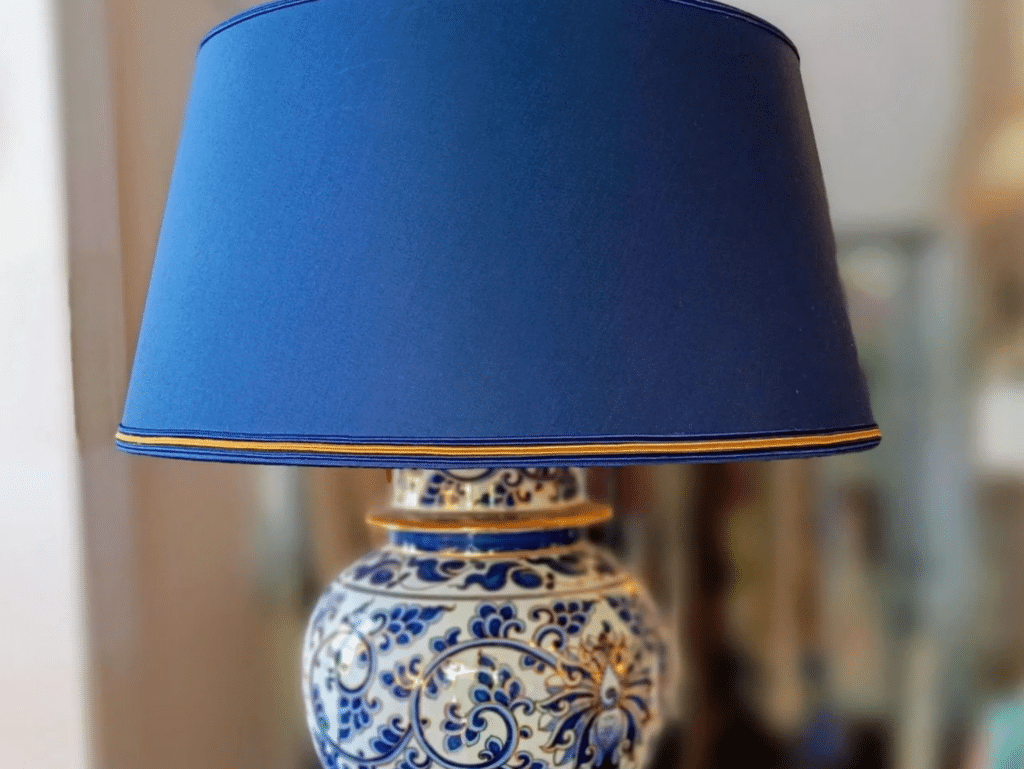 Lampe en céramique peinte à la main avec abat jour bleu et dorures raffinées