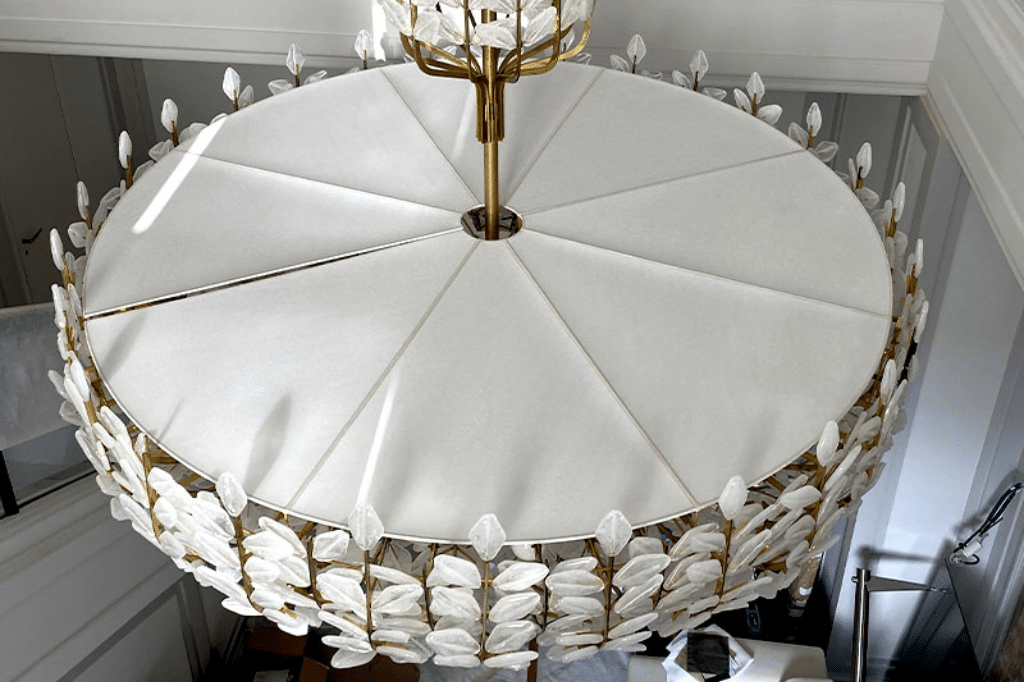 Lustre majestueux en carcasse d’abat-jour, structure raffinée et finition délicate