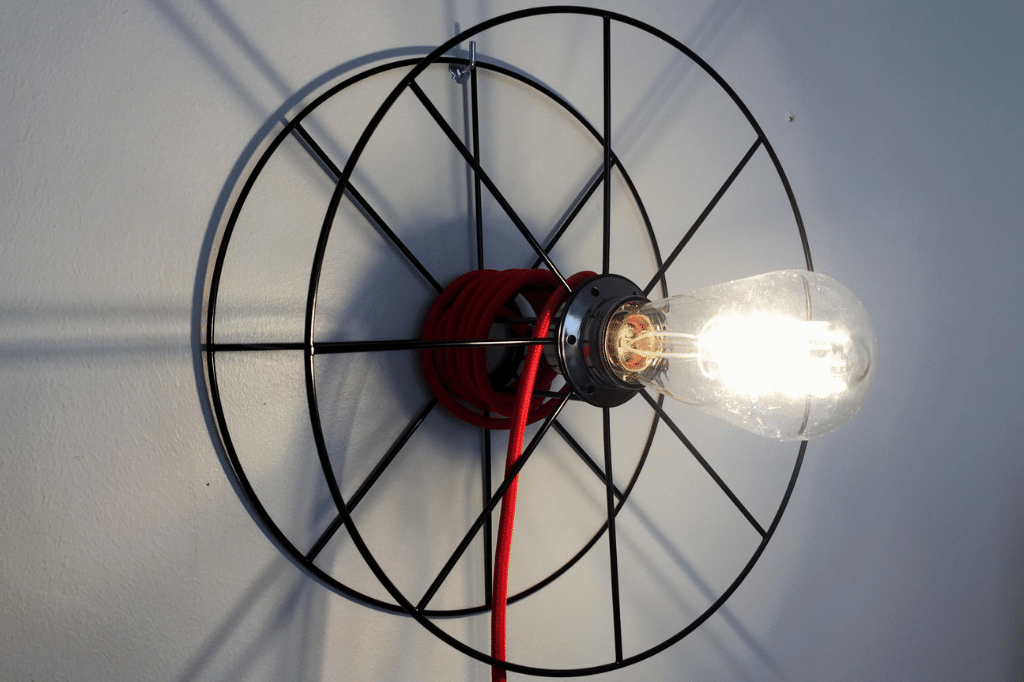 Applique murale circulaire en métal noir avec ampoule et câble rouge