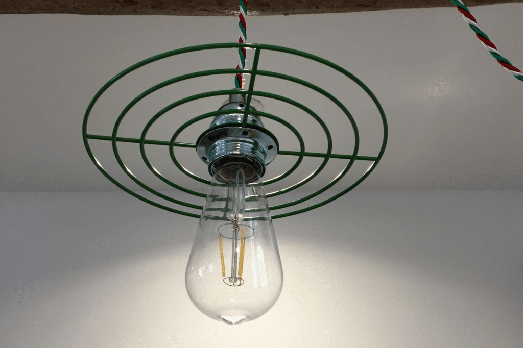 Suspension industrielle avec ampoule vintage et structure métallique verte