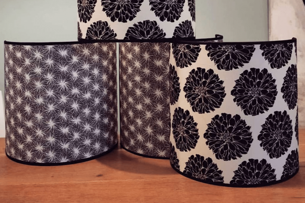 Collection d’abat-jours en tissu noir et blanc avec motifs floraux et géométriques