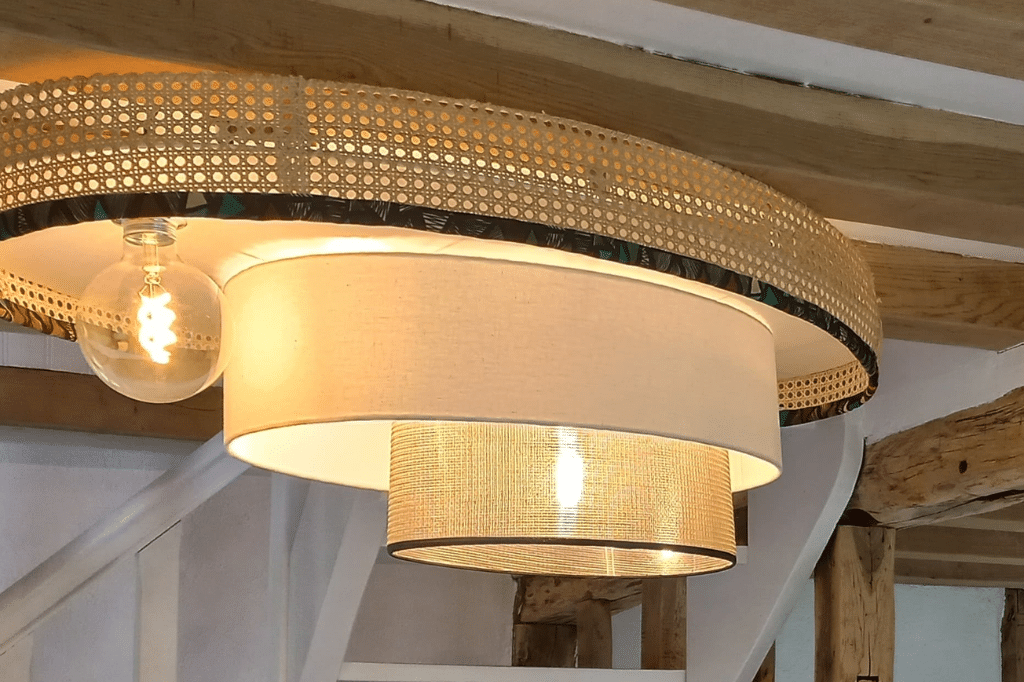 Suspension en cannage et textile, alliance d'élégance et d'artisanat