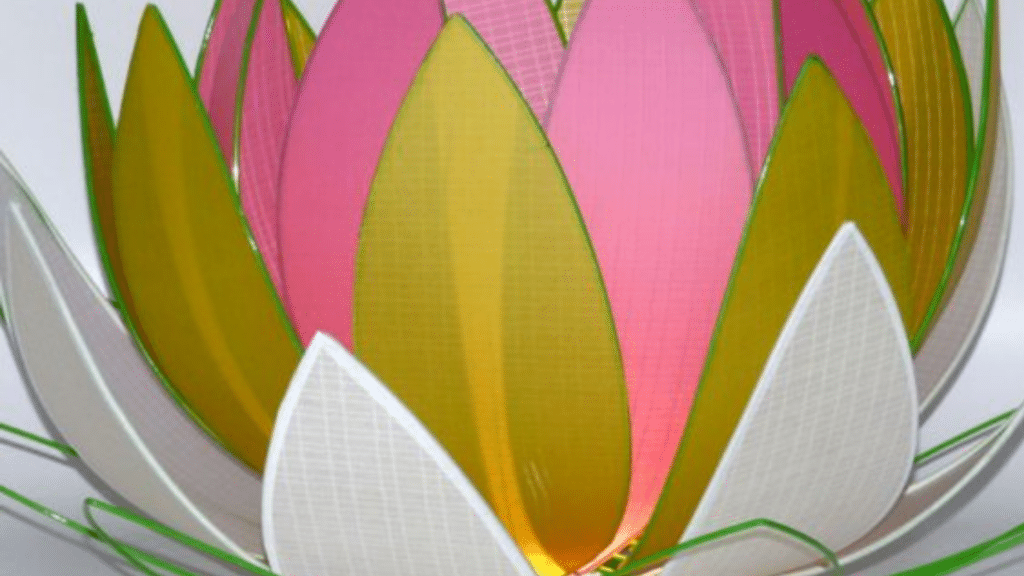 Suspension lumineuse aux pétales colorés en rose, jaune et blanc avec une structure métallique verte, inspirée d’une fleur de lotus