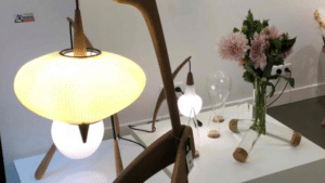 Lampadaires design en bois et verre exposés