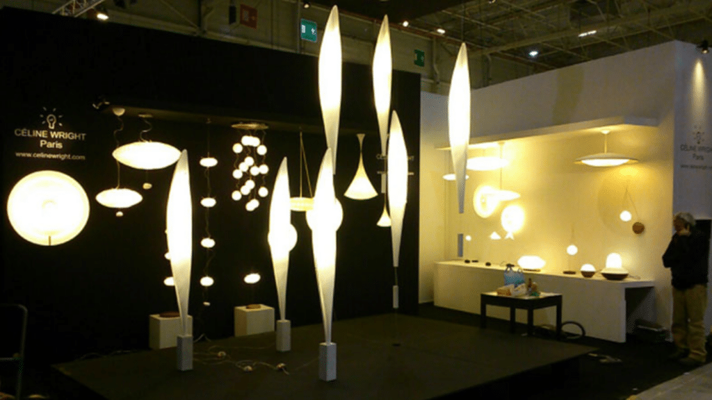 Stand d'exposition de luminaires design Céline Wright avec des suspensions lumineuses sculpturales