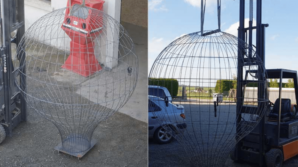 Grande structure métallique en forme de montgolfière en cours de fabrication et d’installation avec un chariot élévateur
