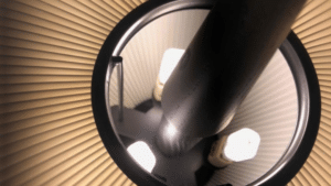 Gros plan sur l’intérieur d’un abat-jour plissé illuminé