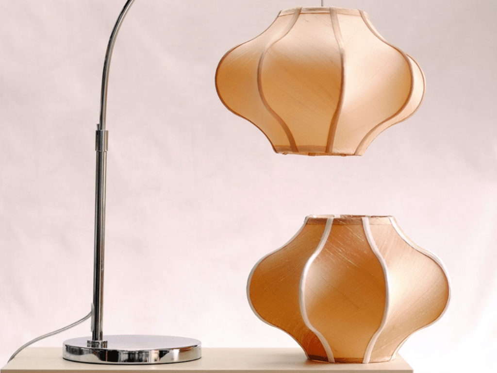 Suspensions en tissu avec un design géométrique dans un intérieur moderne