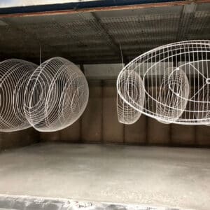 Luminaires en métal blanc suspendus après application de la peinture