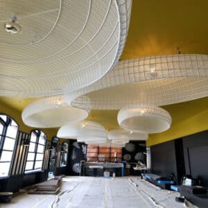 Installation des luminaires en métal blanc dans un restaurant en cours d’aménagement