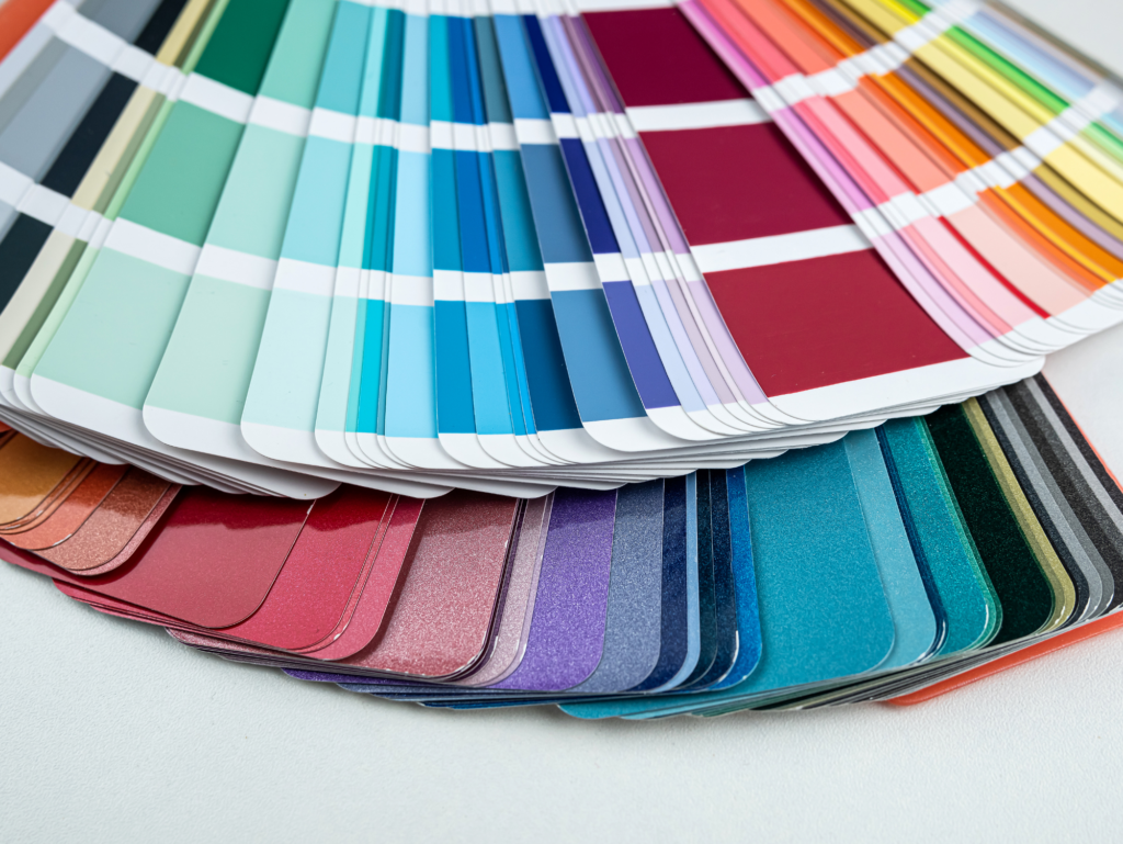catalogue de palette de couleurs vives gros plan sur un bureau