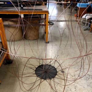Structure métallique en cours de fabrication pour un luminaire floral