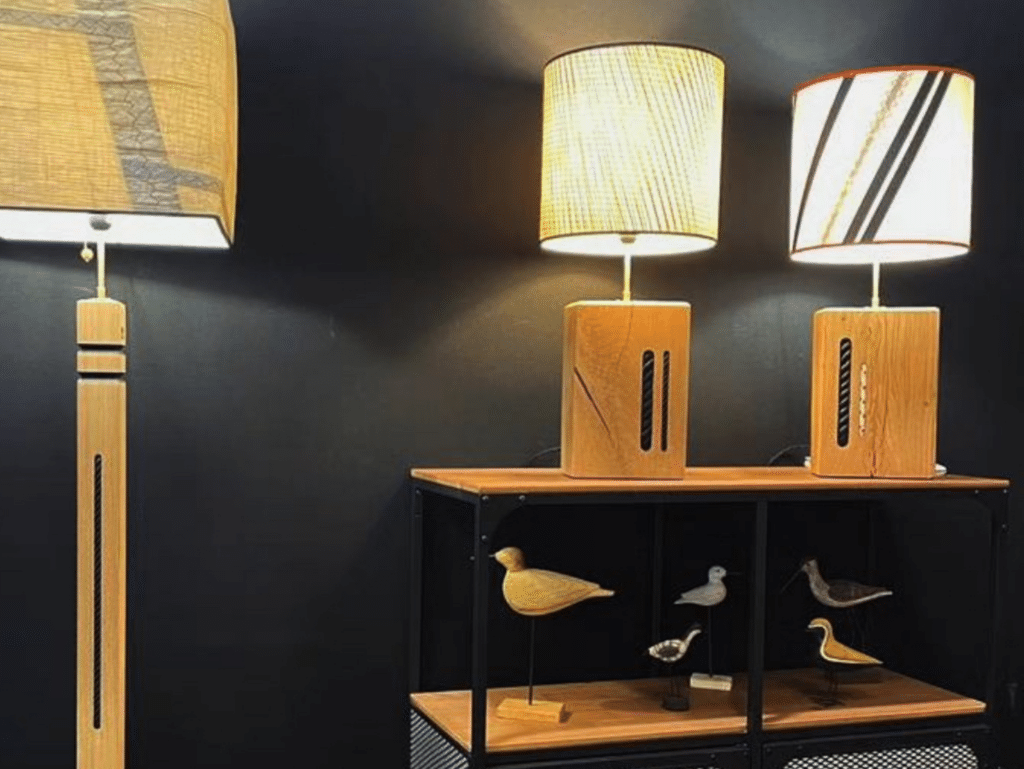 Lampes en bois et tissu avec socles sculptés, design épuré et naturel
