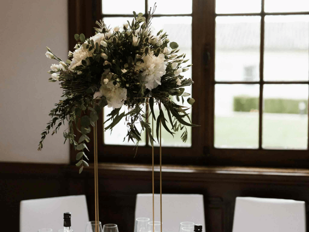 bouquet de fleurs posé sur une carcasse