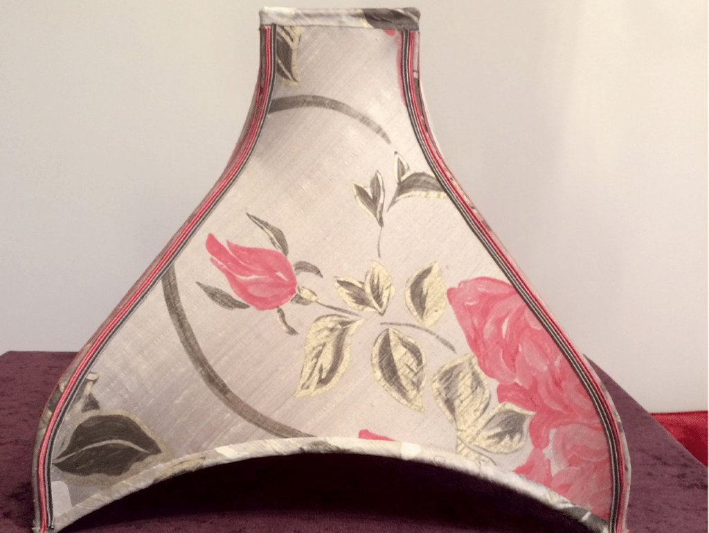carcasse pagode habillée de tissu rose décoratif avec des fleurs