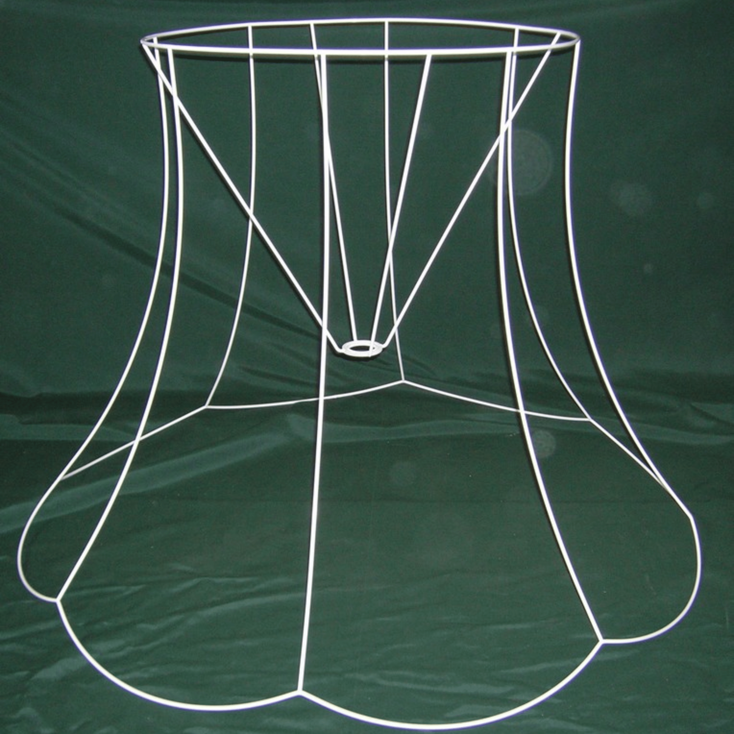 carcasse d'abat jour blanche pagode sur fond vert